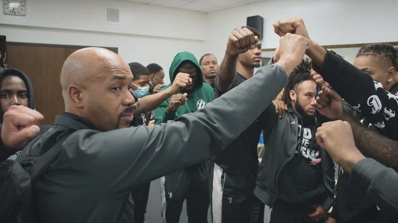 Last Chance U: Basketball 2. Sezon 8. Bölüm kapak
