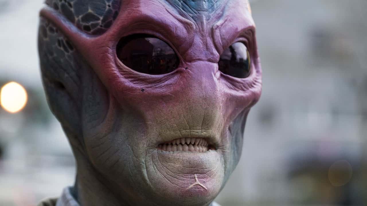 Resident Alien 1. Sezon 4. Bölüm kapak