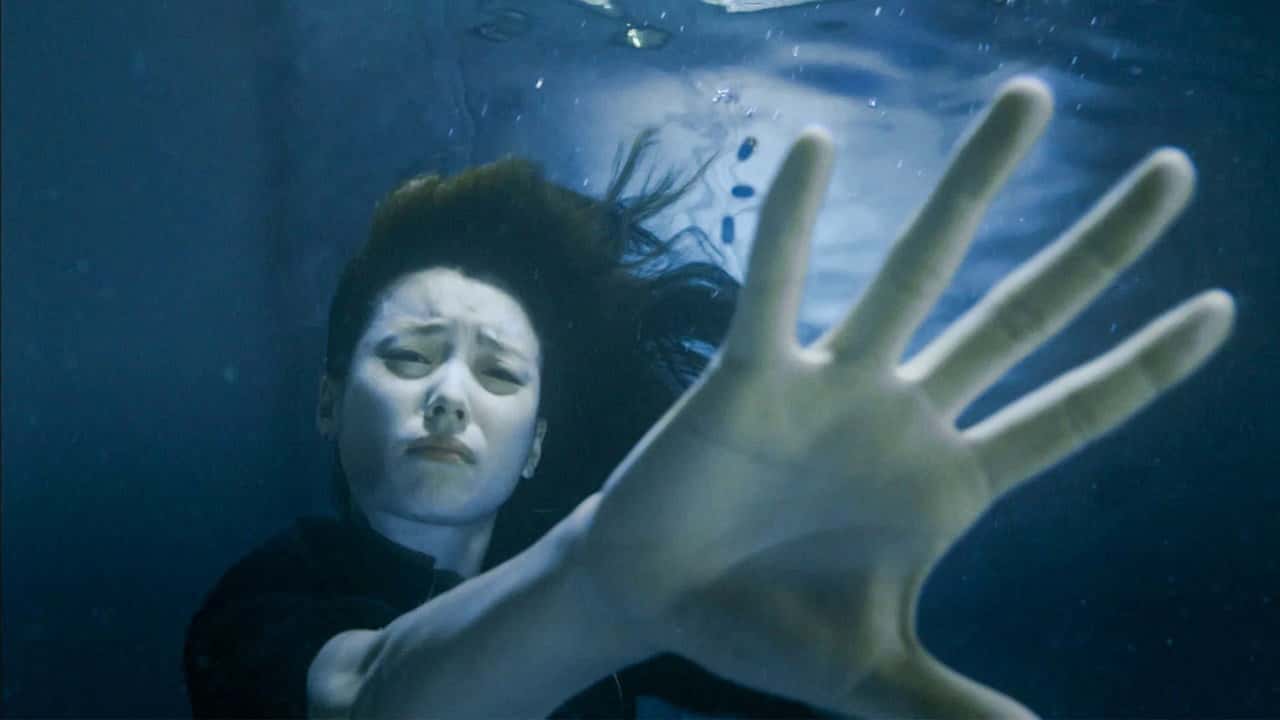 W – Two Worlds Apart 1. Sezon 6. Bölüm kapak