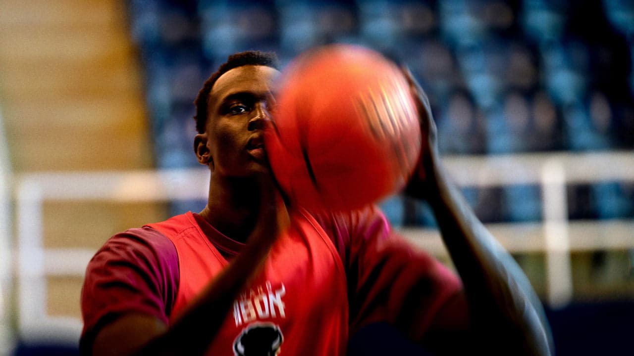 The Long Game: Bigger Than Basketball arka plan